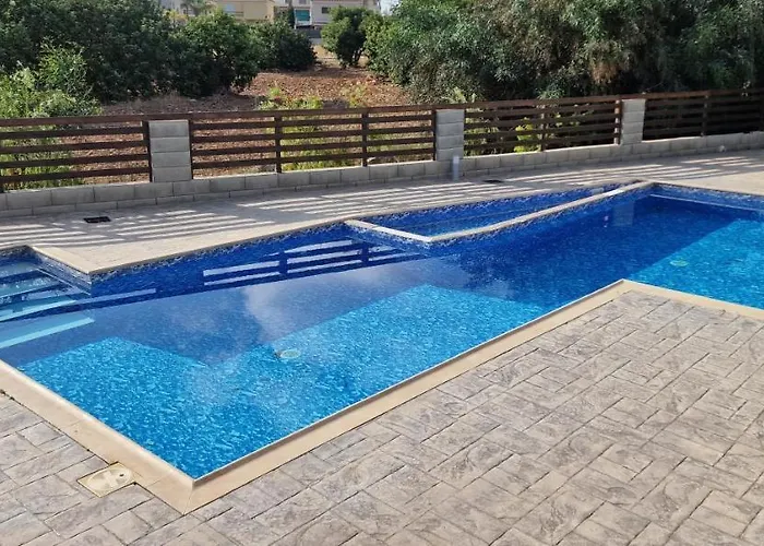 Kalifi Pool פאראלימני
