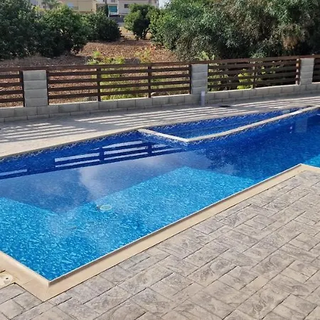 Kalifi Pool פאראלימני